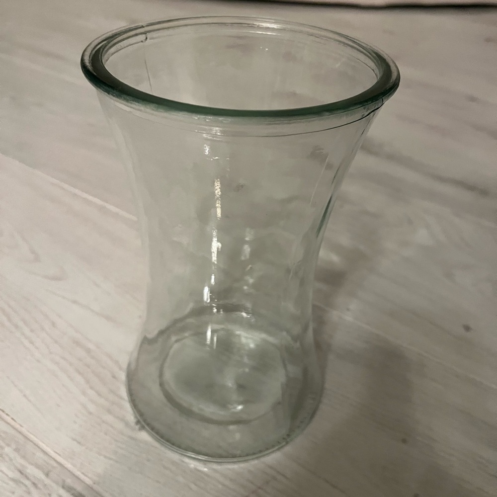 Elegant Clear Glass Vase - Perfect for a Beautiful Bouquet of Flowers